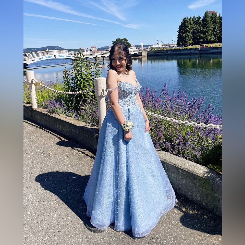 I want to give it to someone who is looking for a unique prom dress.